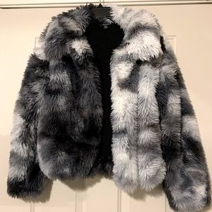 NEW WITHOUT TAGS wild fable faux fur coat size large never worn